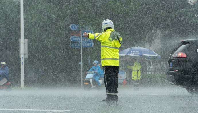 悶濕退散！復(fù)合布執(zhí)勤雨衣助您輕松應(yīng)對(duì)梅雨季